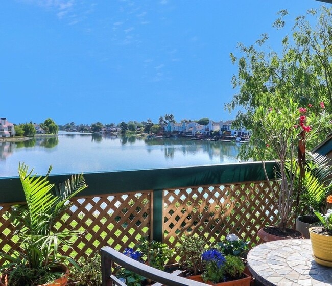 Waterfront large balcony - 86 Pelican Ln