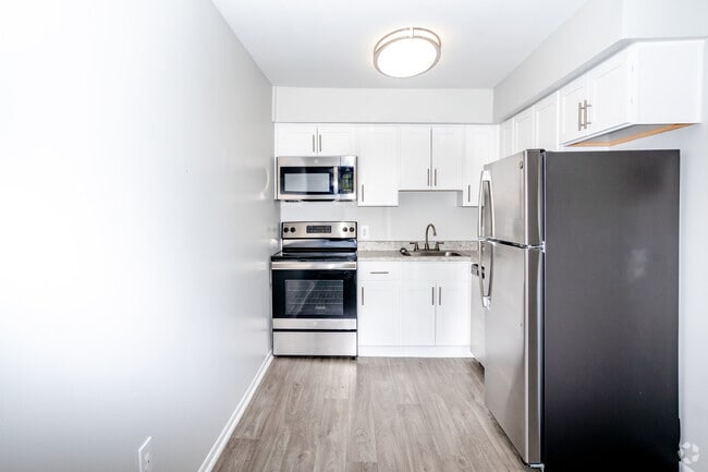 1BR, 1BA - 750SF - Kitchen - Sterling Glen