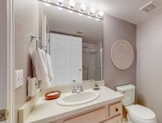 Foto del edificio - Cozy Two Bed/Two Bath Condo in Convenient ...
