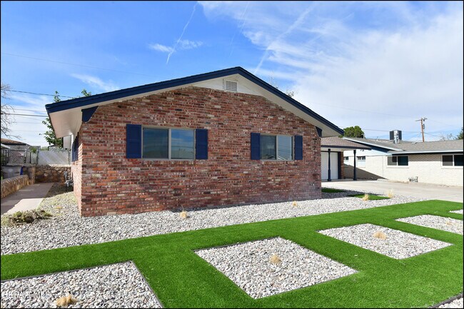 Building Photo - 3217 Wedgewood Dr