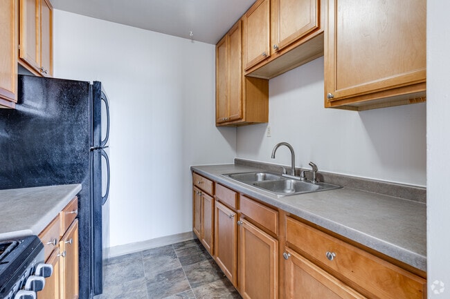 1BR, 1BA - 600SF - Kitchen - Groveland Terrace