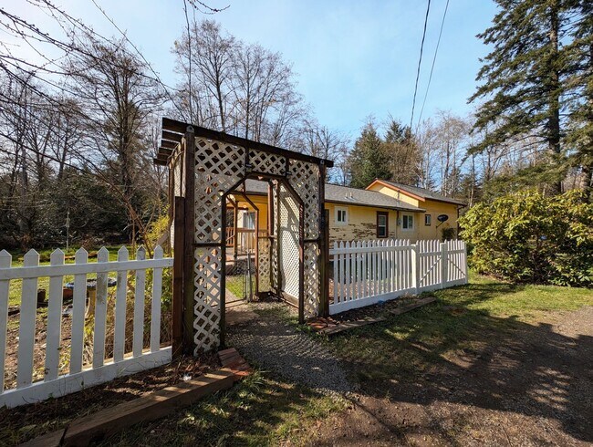 Foto del edificio - Charming 2 Bed Rental w Bonus Space & Loft! Available Now!