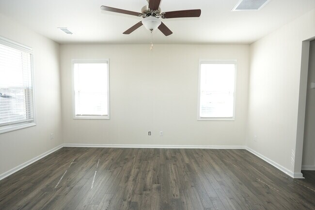 Foto del edificio - Beautiful 3-Bedroom 2-Baths Home with Gara...