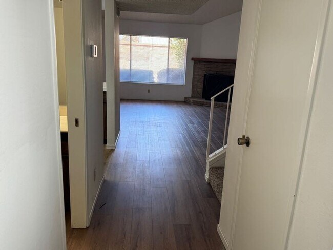 Building Photo - 2 bedrooms, 1.5 baths - Condominium in Qua...