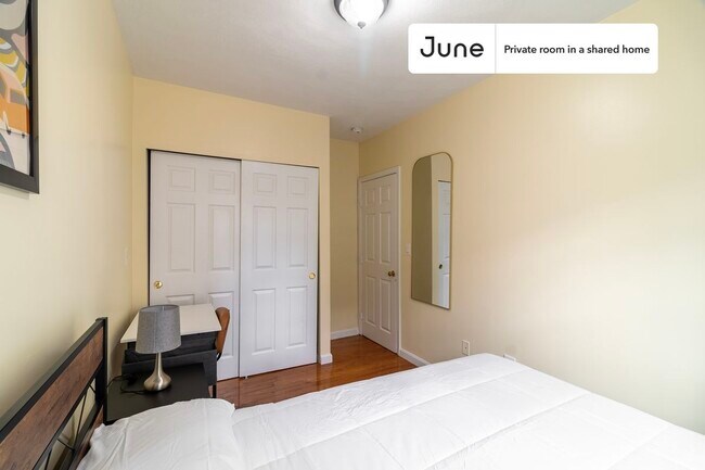 Foto del edificio - Private bedroom in 3 bed/2 bath Home