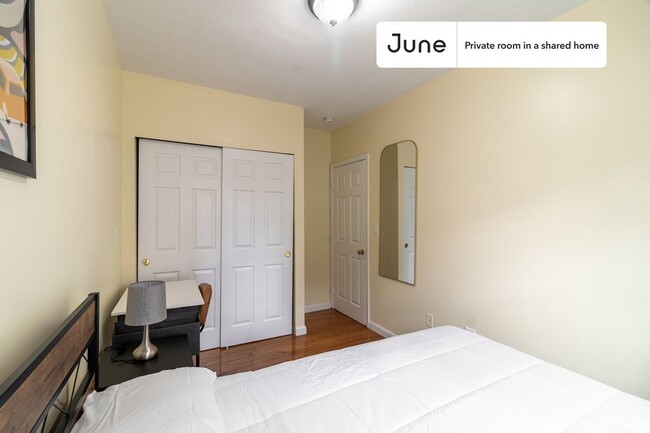 Building Photo - Private bedroom in 3 bed/2 bath Home
