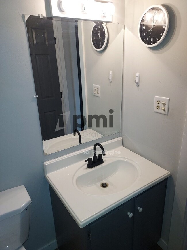 Foto del edificio - 465 E Main St