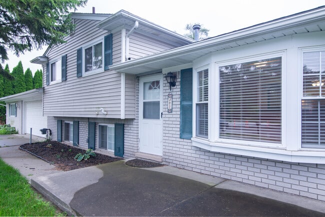 Building Photo - 40611 W 10 Mile Rd