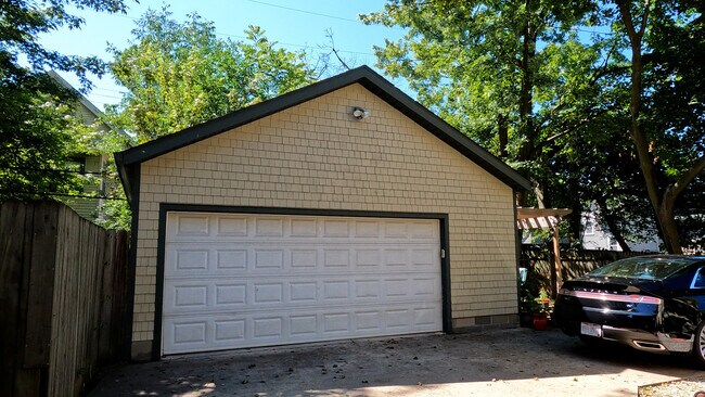 Foto del edificio - 1652 Hillcrest Rd