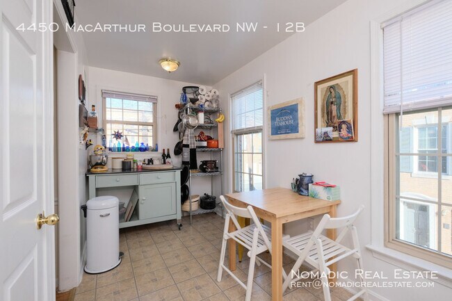 Foto del edificio - 4450 MacArthur Blvd NW