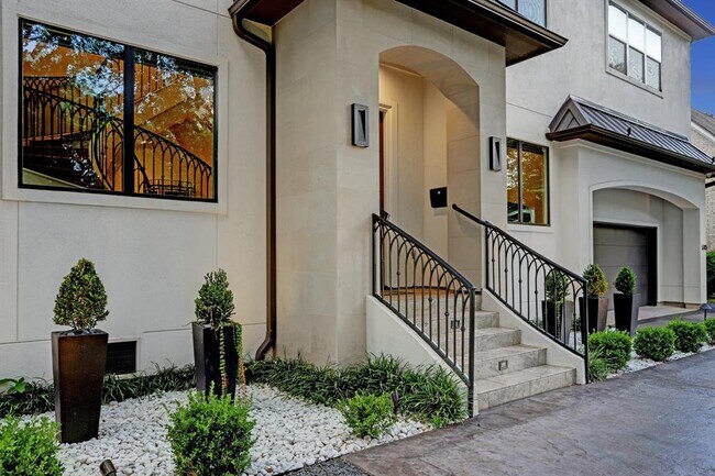 Building Photo - 5205 Maple St