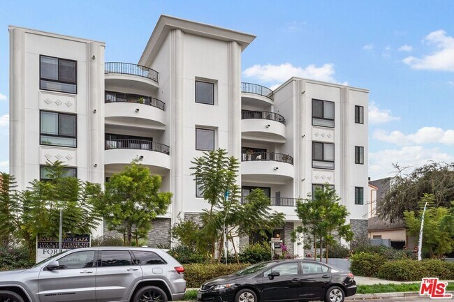 Foto del edificio - 1832 S Barrington Ave