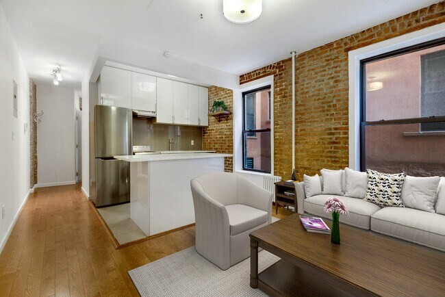 Building Photo - 6 Saint Nicholas Ter