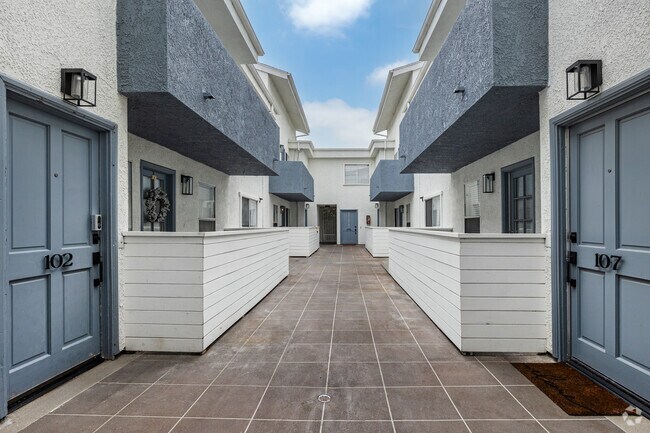 Foto del edificio - 11737 Courtleigh Dr.