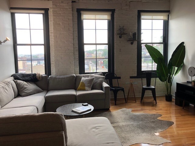 402 SALA DE ESTAR - Brass Building Lofts