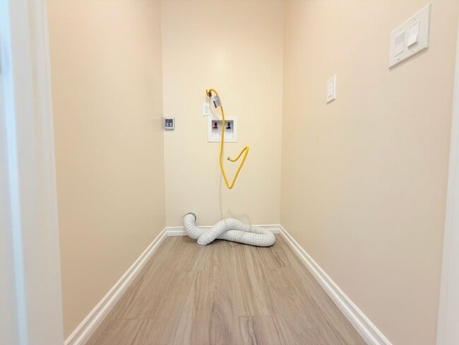 Building Photo - Modern 2BD/2BA ADU in Prime Toluca Terrace Location