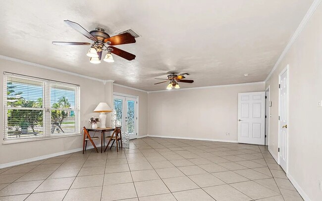 Building Photo - 863 Riverside Dr
