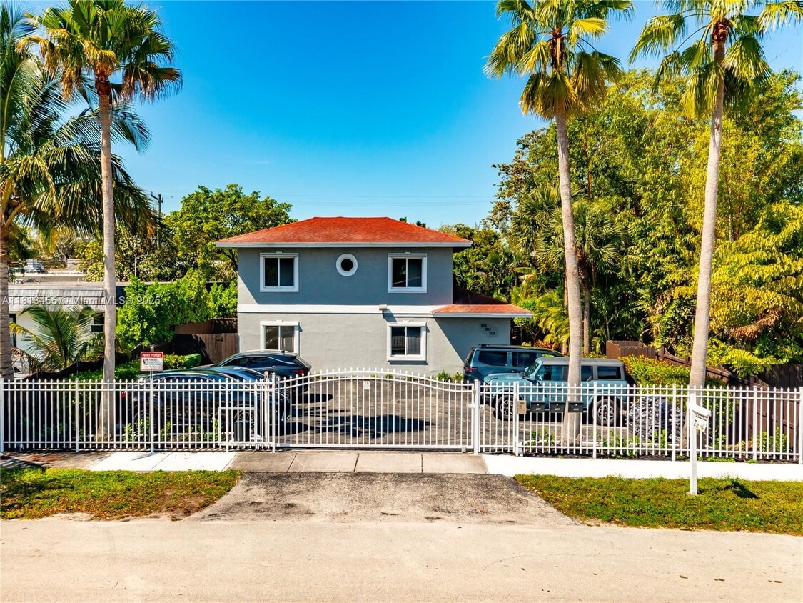 Primary Photo - 1323 NE 5th Ave