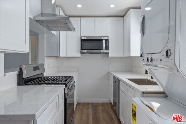 Foto del edificio - 10806 Doty Ave