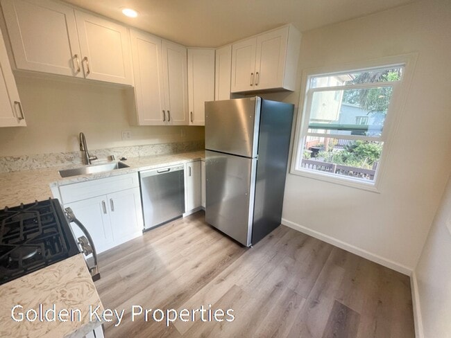 Foto del edificio - Completely Remodeled Two Bedroom Blocks fr...