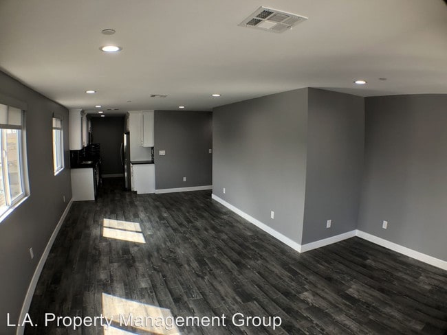 Building Photo - 729 1/2 W 76th St