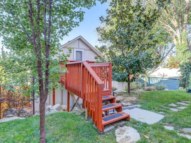 Foto del edificio - 1427 E Hays St