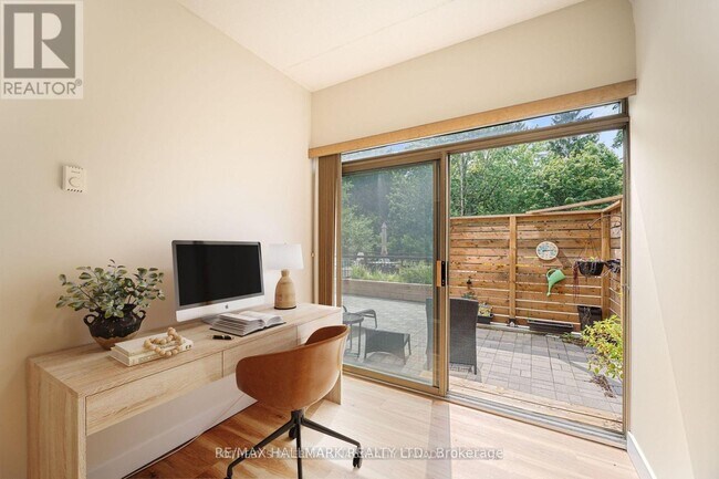 Photo du bâtiment - 249 Major Mackenzie Dr E