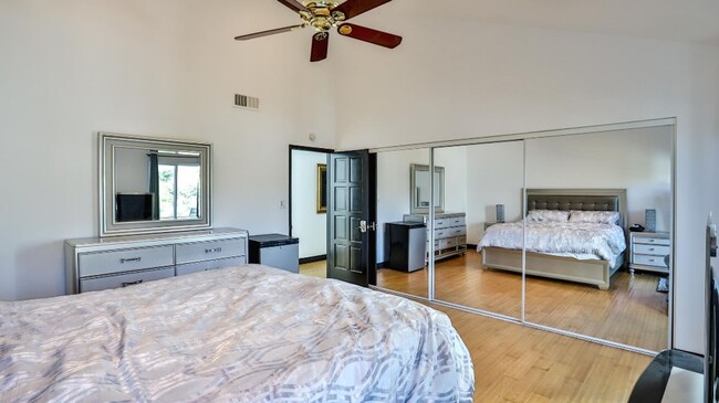 Foto del edificio - Room Rental in Villa Park