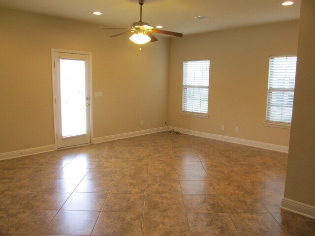 Building Photo - 8875 White Ibis Way