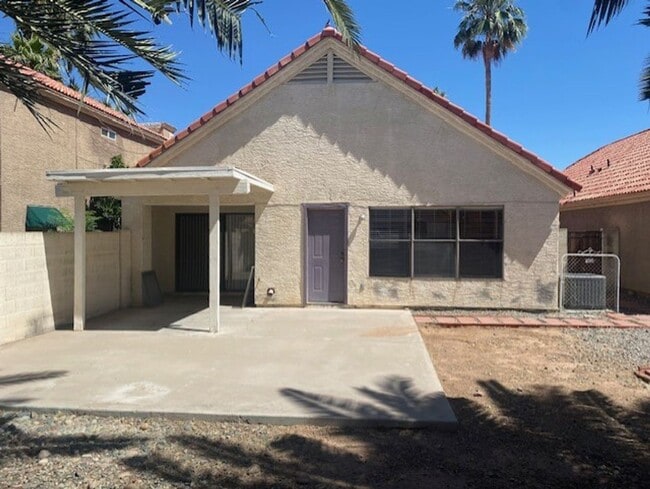 Building Photo - Gilbert home with community pool.