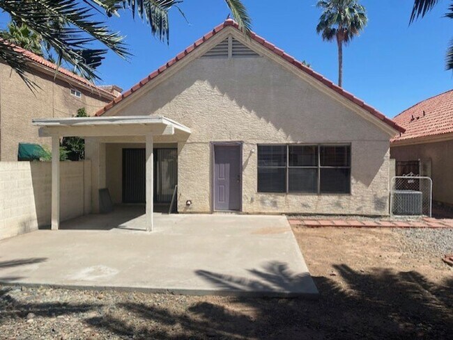 Foto del edificio - Gilbert home with community pool.