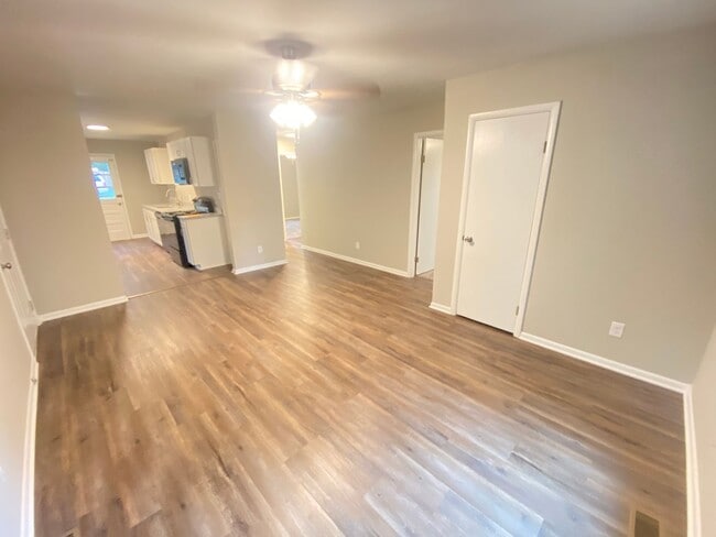 Foto del edificio - 3bd/1ba House Renovated In 2021 near Hwy 2...