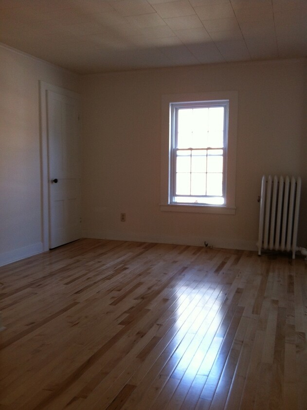 Primary Photo - 139 Main St