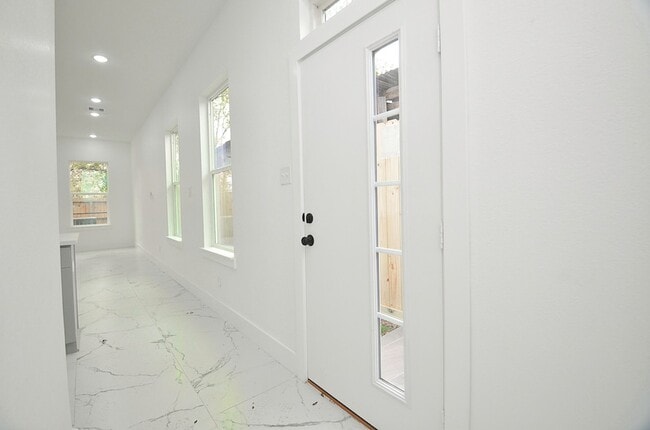 Photo - 9312 Waller St House