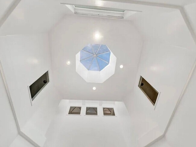 Foto del edificio - 5 Bedroom Single Family Home in Calabasas