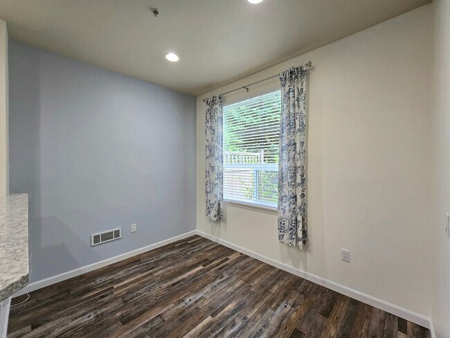 Building Photo - Condo in Gated Community 2 Bedroom Unit in...