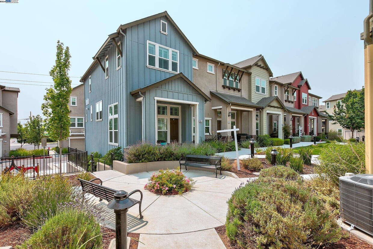 Primary Photo - 3941 Portola Cmn
