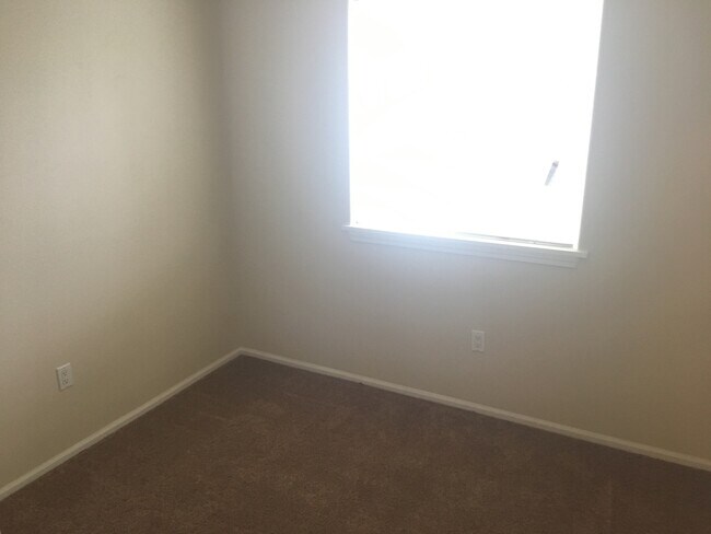 Foto del edificio - 3 bedroom townhouse in Springfield