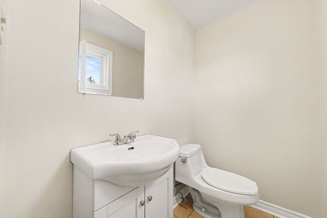 Building Photo - 2001 Kelden Crescent