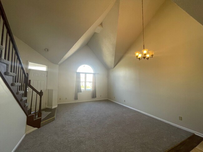 Foto del edificio - SPACIOUS 3 BDRM., 2 BTH TOWNHOUSE W/LOFT