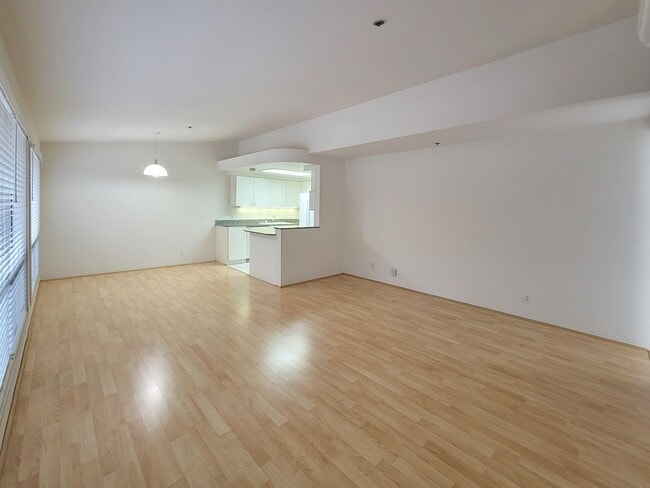 Building Photo - Rarely Available 2BR / 2.5Bath / 2 Parking Carport with 2 Storage Lockers at Nuuanu Streamside!