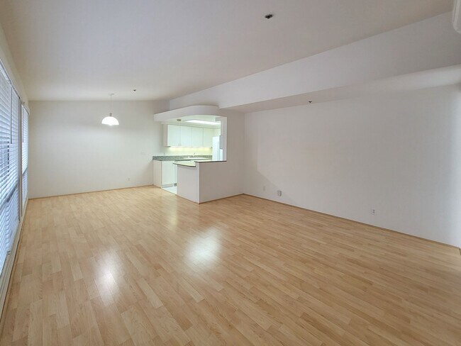 Foto del edificio - Rarely Available 2BR / 2.5Bath / 2 Parking Carport with 2 Storage Lockers at Nuuanu Streamside!