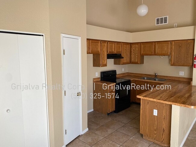 Building Photo - 3 Bedroom, 2 Bath Townhouse For Rent  (Los...