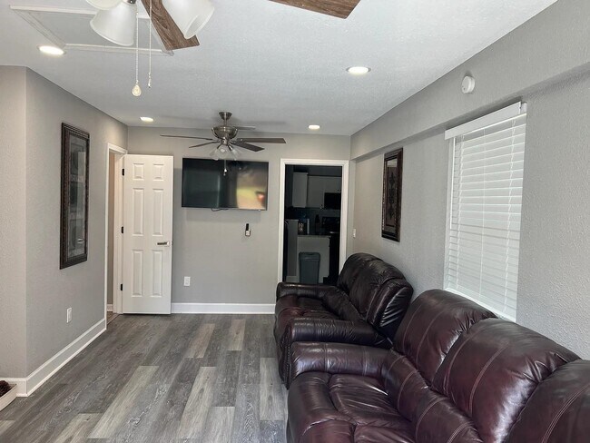 Building Photo - 1906 Karen Ln