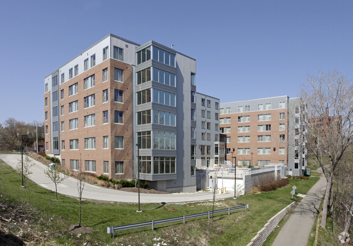 Foto del edificio - RiverView Residence Hall