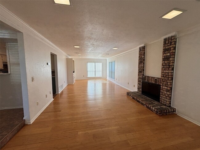 Building Photo - 3300 Wells Dr