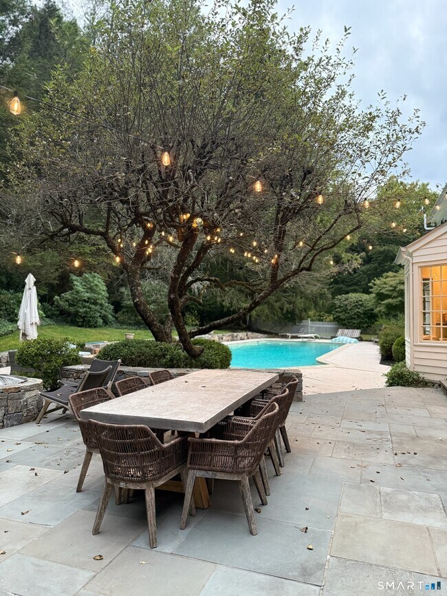 Building Photo - 25 Deacons Ln