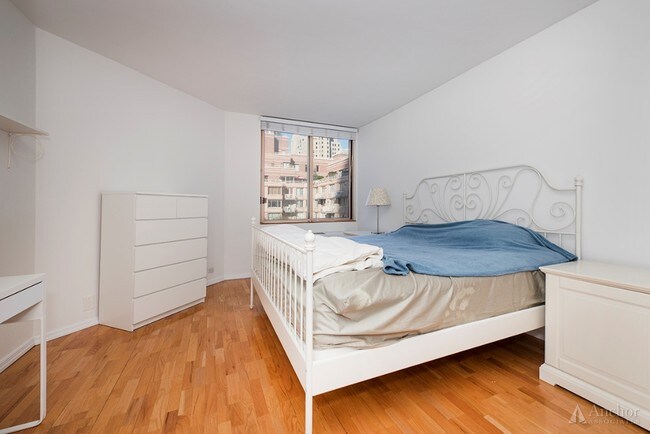 Foto del edificio - 350 W 50th St