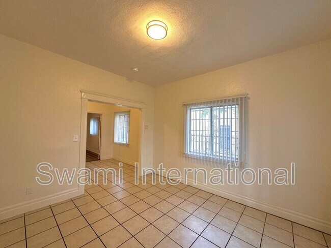 Building Photo - 932 W 62nd St