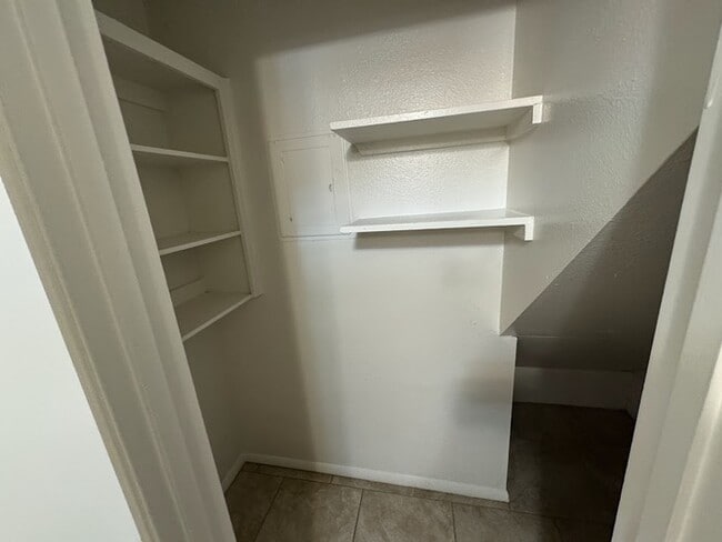 Building Photo - Holiday Gardens Townhome